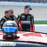 (LR) Cole Custer, Carson Hocevar a William Byron na stretnutí vodičov Kansasu. Zdroj: Imagn