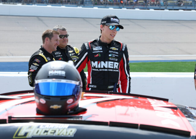 (LR) Cole Custer, Carson Hocevar a William Byron na stretnutí vodičov Kansasu. Zdroj: Imagn