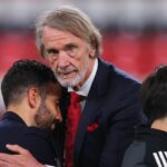 Sir Jim Ratcliffe Consoles Ruben Amorim, hlavný tréner Manchester United, po finále Európskej ligy UEFA Európskej ligy 2025 medzi Tottenham Hotspur a Manchester United v Estadio San Mames 21. mája 2025 v Bilbao v Španielsku