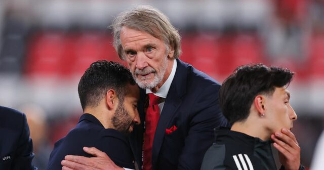 Sir Jim Ratcliffe Consoles Ruben Amorim, hlavný tréner Manchester United, po finále Európskej ligy UEFA Európskej ligy 2025 medzi Tottenham Hotspur a Manchester United v Estadio San Mames 21. mája 2025 v Bilbao v Španielsku