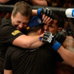MILWAUKEE, WI - 31. AUGUST: (RL) Anthony 'Showtime' Pettis oslavuje so svojím trénerom Dukom Roufusom po tom, čo porazil Bensona Hendersona v ich majstrovskom zápase UFC v ľahkej váhe v BMO Harris Bradley Center 31. augusta 2013 v Milwaukee, Wisconsin. (Foto: Jeff Bottari/Zuffa LLC/Zuffa LLC cez Getty Images)