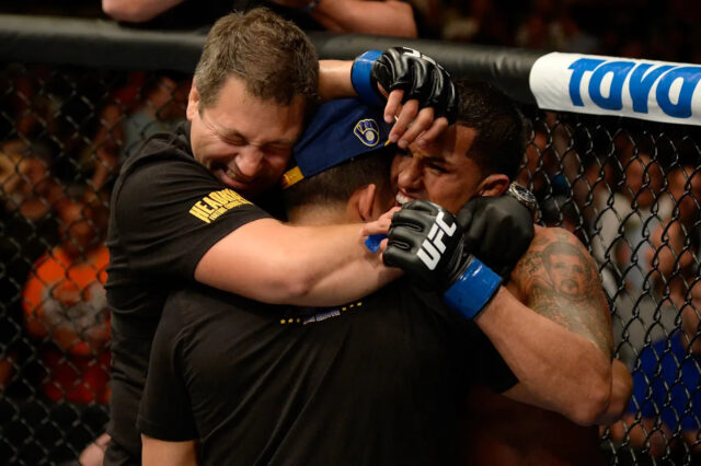 MILWAUKEE, WI - 31. AUGUST: (RL) Anthony 'Showtime' Pettis oslavuje so svojím trénerom Dukom Roufusom po tom, čo porazil Bensona Hendersona v ich majstrovskom zápase UFC v ľahkej váhe v BMO Harris Bradley Center 31. augusta 2013 v Milwaukee, Wisconsin. (Foto: Jeff Bottari/Zuffa LLC/Zuffa LLC cez Getty Images) 