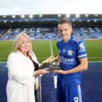 Jamie Vardy z Leicester City predstavuje zlatú topánku generálna riaditeľka mesta Leicester Susan Whelan