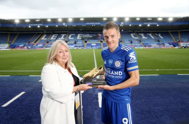 Jamie Vardy z Leicester City predstavuje zlatú topánku generálna riaditeľka mesta Leicester Susan Whelan