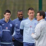 Darren Bent z Anglicka oslavuje po bodovaní do Anglicka, keď Wayne Rooney sleduje