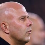 Tréner Liverpoolu Arne Slot sa pozerá