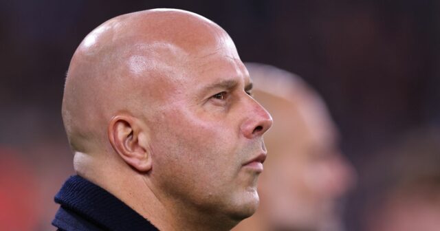 Tréner Liverpoolu Arne Slot sa pozerá 