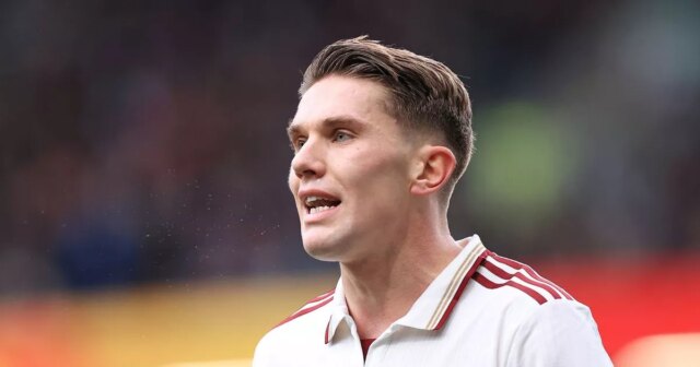 Viktor Gyokeres sa pozerá