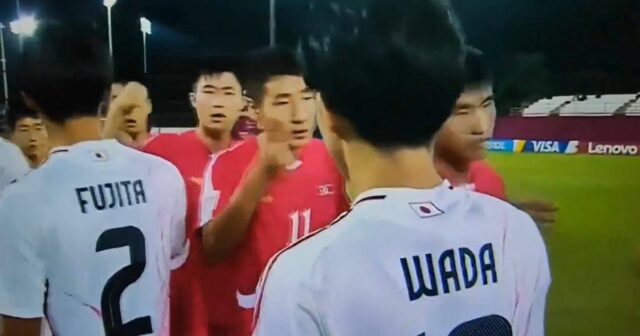 Hráči Severnej Kórey a Japonska sa zoraďujú pred zápasom.