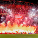 Ajax kritizuje „poburujúce“ ohňostroje po prerušení zápasu