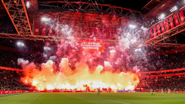 Ajax kritizuje „poburujúce“ ohňostroje po prerušení zápasu Ajax kritizuje „poburujúce“ ohňostroje po prerušení zápasu