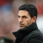 Mikel Arteta sa pozerá