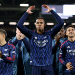 LONDÝN, ANGLICKO - 18. OKTÓBRA: Declan Rice z Arsenalu oslavuje víťazstvo po zápase Premier League medzi Fulhamom a Arsenalom v Craven Cottage 18. októbra 2025 v Londýne v Anglicku. (Foto: Alex Pantling/Getty Images)