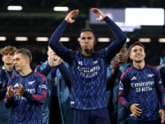 4 Arsenal sa stal hráčom mesiaca LONDÝN, ANGLICKO - 18. OKTÓBRA: Declan Rice z Arsenalu oslavuje víťazstvo po zápase Premier League medzi Fulhamom a Arsenalom v Craven Cottage 18. októbra 2025 v Londýne v Anglicku. (Foto: Alex Pantling/Getty Images)