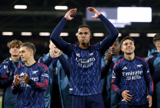 4 Arsenal sa stal hráčom mesiaca LONDÝN, ANGLICKO - 18. OKTÓBRA: Declan Rice z Arsenalu oslavuje víťazstvo po zápase Premier League medzi Fulhamom a Arsenalom v Craven Cottage 18. októbra 2025 v Londýne v Anglicku. (Foto: Alex Pantling/Getty Images)