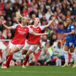 LONDÝN, ANGLICKO - 8. NOVEMBRA: Alessia Russo z Arsenalu oslavuje po strelení prvého gólu svojich tímov počas zápasu Barclays Women's Super League medzi Arsenalom a Chelsea FC na Emirates Stadium 8. novembra 2025 v Londýne v Anglicku. (Foto: Naomi Baker/Getty Images)