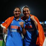 Smriti Mandhana a Harmanpreet Kaur počas pozápasových osláv (Zdroj: Getty)