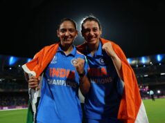 5 najlepších momentov z osláv indického tímu po víťazstve na majstrovstvách sveta 2025 ft. Harmanpreet Kaur a Smriti Mandhana Smriti Mandhana a Harmanpreet Kaur počas pozápasových osláv (Zdroj: Getty)