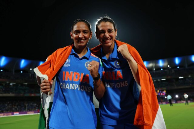 Smriti Mandhana a Harmanpreet Kaur počas pozápasových osláv (Zdroj: Getty)