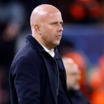 Arne Slot sa pozerá