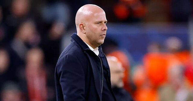 Arne Slot sa pozerá