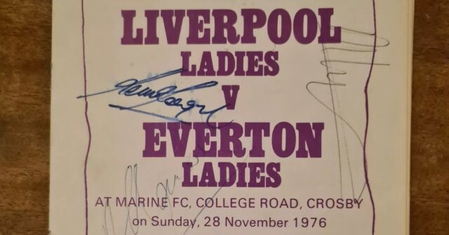 Program zápasového dňa 1976 medzi ženami Liverpoolu a Evertonu