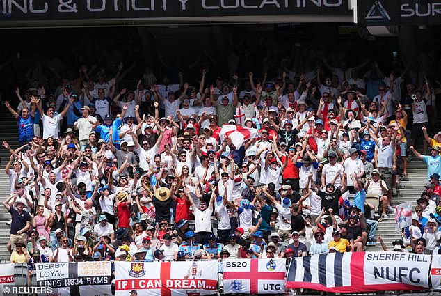 ASHES BREAKFAST: Anglickí fanúšikovia ponúkli perfektný liek na kocovinu v Cestujúci priaznivci, ktorí si v opojný deň otvorenia Ashes dopriali príliš veľa, dostali perfektný liek na kocovinu
