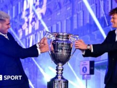 ATP Finals 2025: Carlos Alcaraz a Jannik Sinner sa chystajú na koncoročnú bitku číslo jeden v Turíne Carlos Alcaraz and Jannik Sinner pose with the ATP year-end number one trophy