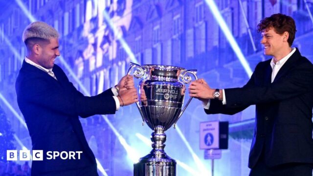 ATP Finals 2025: Carlos Alcaraz a Jannik Sinner sa chystajú Carlos Alcaraz and Jannik Sinner pose with the ATP year-end number one trophy
