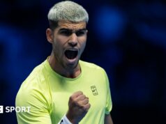 ATP Finals 2025: Carlos Alcaraz v úvode turnaja v Turíne porazil Alexa de Minaura Carlos Alcaraz celebrates with a clenched fist
