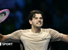 ATP Finals 2025: Taylor Fritz porazil Lorenza Musettiho pred Jannikom Sinnerom a Felixom Augerom-Aliassimom Taylor Fritz raises his arms in celebration after beating Lorenzo Musetti at the ATP Finals