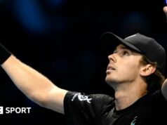 ATP Finals: Alex de Minaur sa zotavuje z „temného miesta“, aby udržal ponuku nažive a poslal Carlosa Alcaraza cez Alex de Minaur celebrates his victory against Taylor Fritz at the ATP Finals