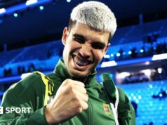 ATP Finals: Svetová jednotka Carlos Alcaraz sa v trileri vracia, aby porazil Taylora Fritza Carlos Alcaraz clenches his fist in celebration as he walks off the court following his win over Taylor Fritz