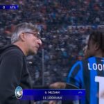 Ivan Juric (vľavo) a Ademola Lookman (vpravo) boli zapojení do zúrivej konfrontácie po tom, čo krídelníka Atalanty v stredu večer proti Marseille vystriedal jeho manažér.