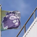 Logo Premier League na vlajke počas zápasu Premier League medzi Aston Villa a Brentford FC vo Villa Parku.