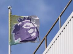 Agenti Colea Palmera a Eberechiho Ezeho sa vyhrážajú žalobou Premier League výbušným listom Logo Premier League na vlajke počas zápasu Premier League medzi Aston Villa a Brentford FC vo Villa Parku.