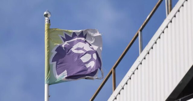 Agenti Colea Palmera a Eberechiho Ezeho sa vyhrážajú žalobou Premier Logo Premier League na vlajke počas zápasu Premier League medzi Aston Villa a Brentford FC vo Villa Parku.