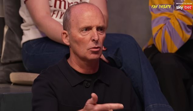 'Aguerooooo' ref Mike Dean BUDÚ konšpiračnou teóriou Wayna Rooneyho o Mike Dean sa čuduje, prečo QPR dala Man City loptu tak ľahko pred ich ikonickým víťazom v roku 2012