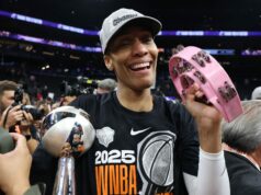 A’ja Wilson podrobne opisuje svoj obranný plán poháňaný chaosom po tom, čo Aces Star získala svoj 3. DPOY v kariére A'ja Wilson podrobne opisuje svoj obranný plán poháňaný chaosom po tom, čo Aces Star získala svoj 3. DPOY v kariére