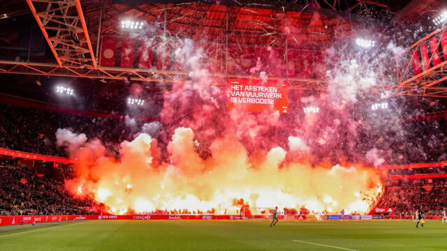 Ajax kritizuje „poburujúce“ ohňostroje po prerušení zápasu Ajax kritizuje „poburujúce“ ohňostroje po prerušení zápasu