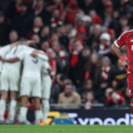 Mac Allister sa zameria na svoju značku (žltá). Murillo začína vedľa Salaha a potom sa presunie na zadnú tyč. Szoboszlai sa ho rozhodol zdvihnúť a umožnil tak Gibbs-Whiteovi zaútočiť na blízku žrď