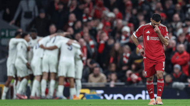 Ako Forest takticky odhalil Liverpool Mac Allister sa zameria na svoju značku (žltá). Murillo začína vedľa Salaha a potom sa presunie na zadnú tyč. Szoboszlai sa ho rozhodol zdvihnúť a umožnil tak Gibbs-Whiteovi zaútočiť na blízku žrď