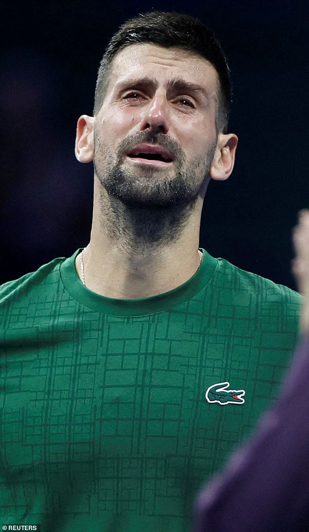 Ako jeden tragický obraz zanechal tenisovú superstar Novaka Djokoviča v Výhra Novaka Djokoviča nad Alejandrom Tabilom v druhom kole na helénskom šampionáte v Aténach vyzerala ako ďalší rutinný deň – až kým sa na obrazovke po zápase neobjavila pocta.