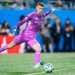 CHARLOTTE, SEVERNÁ KAROLINA – 7. NOVEMBRA: Matt Freese č. 49 z New York City FC hrá proti Charlotte FC počas zápasu na Bank of America Stadium 7. novembra 2025 v Charlotte v Severnej Karolíne. (Foto: Jacob Kupferman/Getty Images)