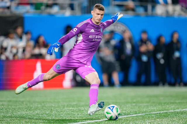 CHARLOTTE, SEVERNÁ KAROLINA – 7. NOVEMBRA: Matt Freese č. 49 z New York City FC hrá proti Charlotte FC počas zápasu na Bank of America Stadium 7. novembra 2025 v Charlotte v Severnej Karolíne. (Foto: Jacob Kupferman/Getty Images)