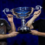 Louis Cayer radí britským hráčom vo štvorhre Nealovi Skupskimu a Henrymu Pattenovi pri baráži Davisovho pohára v roku 2024