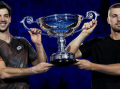 Ako tí najlepší na svete vedú boom britských dvojíc Louis Cayer radí britským hráčom vo štvorhre Nealovi Skupskimu a Henrymu Pattenovi pri baráži Davisovho pohára v roku 2024