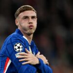 Cole Palmer z Chelsea oslavuje strelenie prvého gólu svojho tímu počas zápasu fázy MD1 Ligy majstrov UEFA 2025/26 medzi FC Bayern München a Chelsea FC vo Football Arena Mníchov 17. septembra 2025 v nemeckom Mníchove.