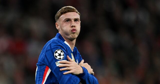 Cole Palmer z Chelsea oslavuje strelenie prvého gólu svojho tímu počas zápasu fázy MD1 Ligy majstrov UEFA 2025/26 medzi FC Bayern München a Chelsea FC vo Football Arena Mníchov 17. septembra 2025 v nemeckom Mníchove.