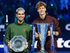 Aký je priamy rekord Alcaraza a Sinnera? Jannick Sinner (vľavo) a Carlos Alcaraz (vpravo) pózujú so svojimi trofejami vo Wimbledone v roku 2025